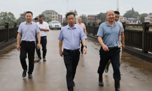 县委书记郑国良看望受灾群众，指导防汛工作